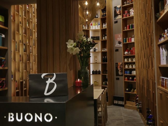 Il banco di Buono con l'insegna illuminata e gli scaffali in legno