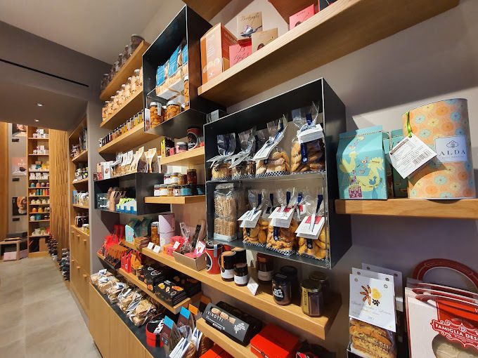 Scaffali con biscotti, dolci artigianali e confezioni regalo
